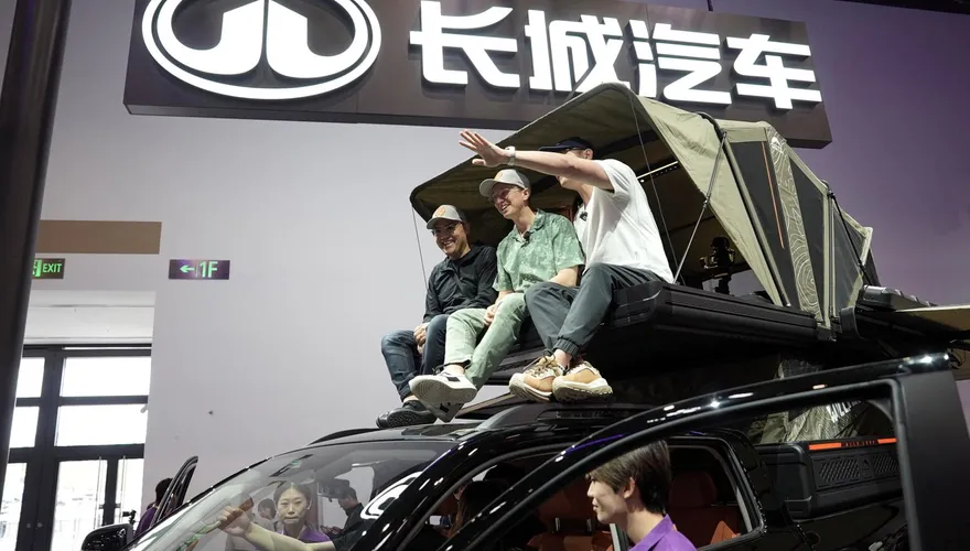 陸製車CP值太高！SUV不到百萬有「大螢幕+冰箱」　美網紅傻眼