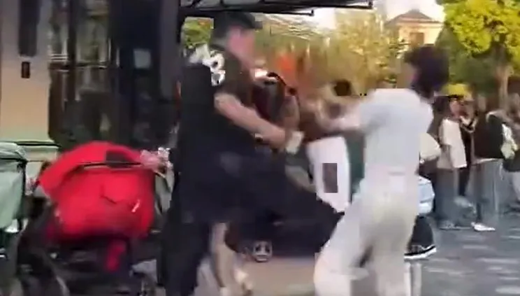 影/上海迪士尼爆衝突！男不爽吸菸遭勸阻　凶狠「飛踢+扇耳光」