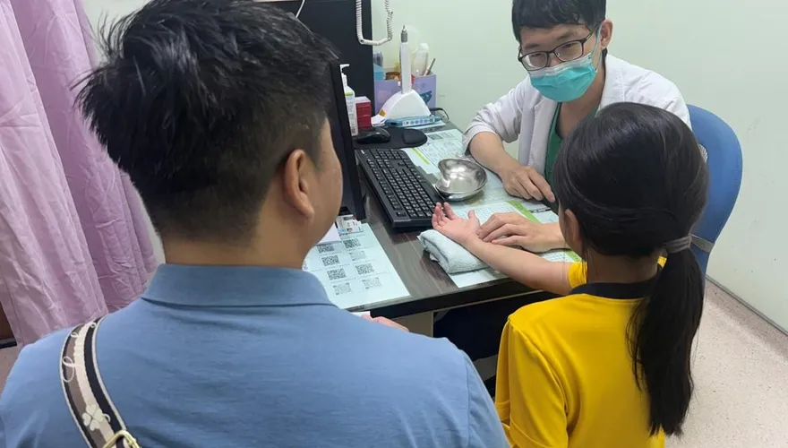 七歲女童胸部脹痛竟是性早熟！中醫籲：勿自行服用轉骨方