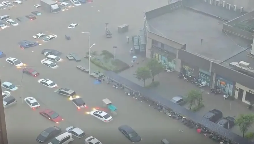 10年最強暴雨狂炸！廣西欽州「百車滅頂」慘泡水　全市陷癱瘓