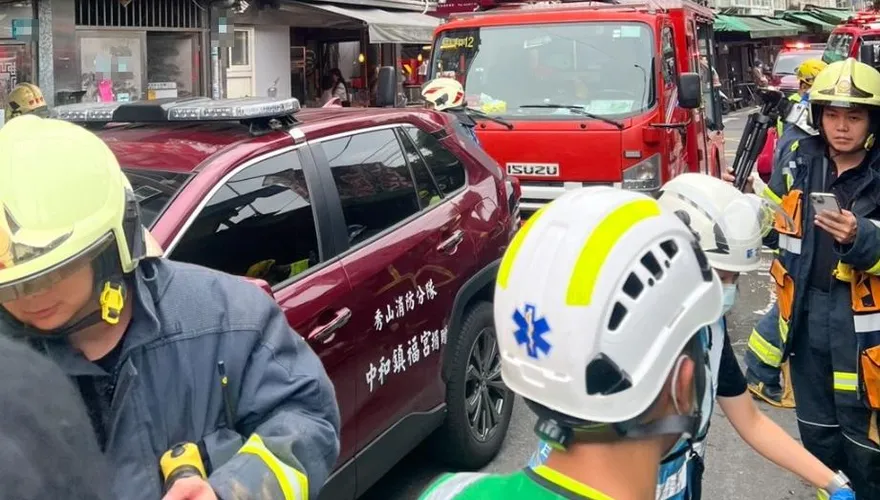 中和公寓4樓大火竄濃煙　41歲女屋主受困獲救送醫