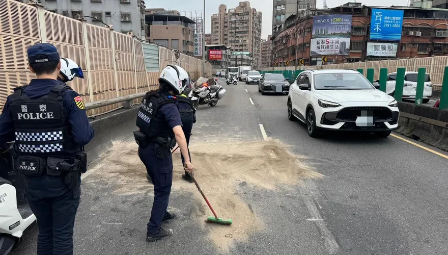 台1線高架驚魂！騎士追撞前車「人車噴飛」 塞車地獄1小時