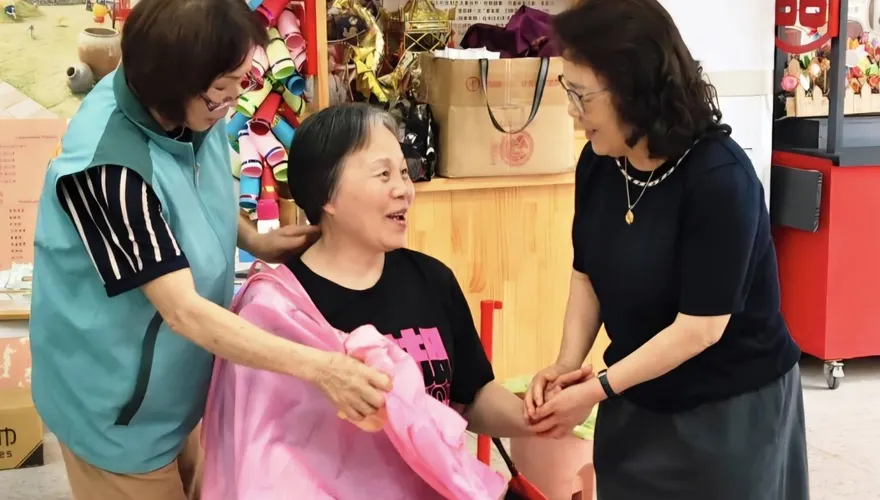 陳光復臥病未癒！妻吳淑瑾探視義剪隊　為代夫出征做準備？