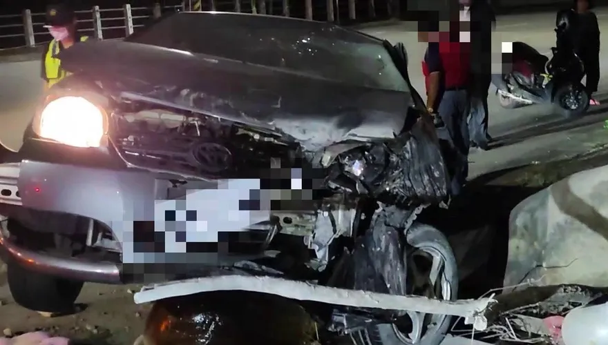 影/救不回來！台中車禍熱點女駕車撞民宅「重創身亡」