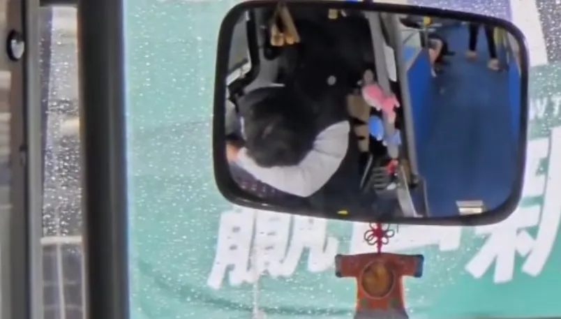 台灣公車司機遭怪罪「崩潰趴方向盤」！委屈暴哭畫面登CNN
