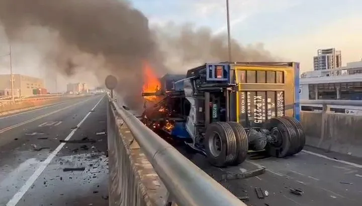 影/高雄新生路高架橋噩耗！車翻覆、駕駛火燒慘死現場