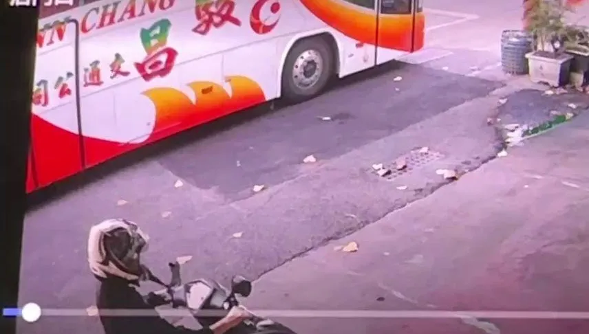 影/不是遊覽車也不是女大生！台南女警斷魂前因是「違停校車」