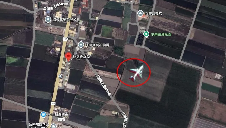 Google地圖彰化農田現蹤「神祕飛機」　民眾實地一看傻眼