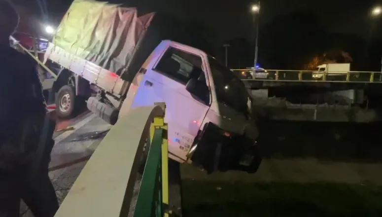 影/台中酒駕男自撞險墜橋！車頭懸掛10米高空畫面曝