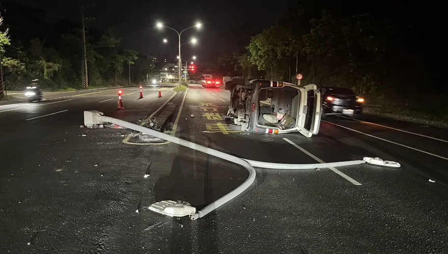 砰！高雄自小客自撞電桿「慘翻路中央」　駕駛闖禍竟先溜了