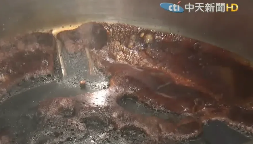 鍋底燒焦怎麼辦？家事達人解答：小蘇打粉加冷水煮沸搞定