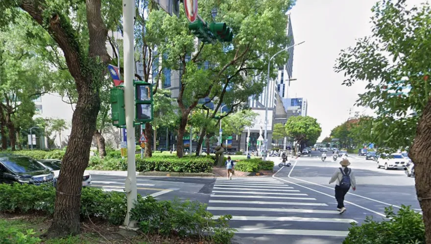 為趕公車違規過馬路？北市推「分段穿越」搭車更便利
