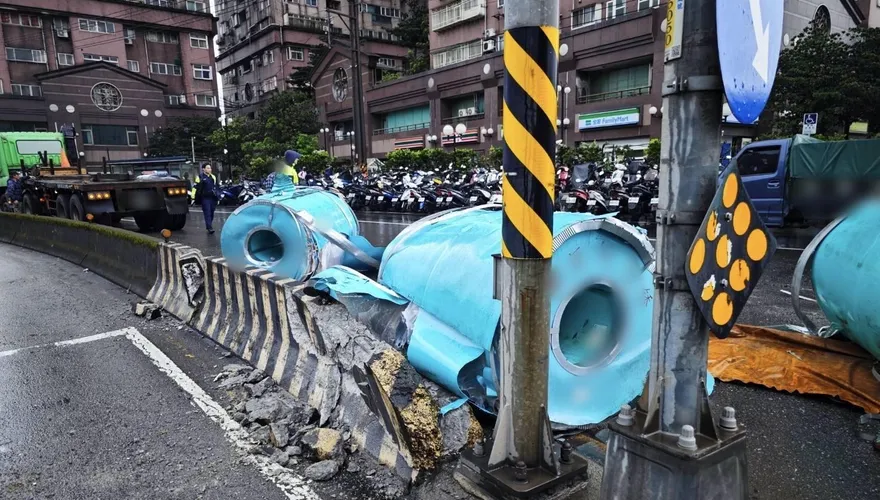 新北汐止曳引車意外　巨型鋼捲掉落砸破水泥護欄