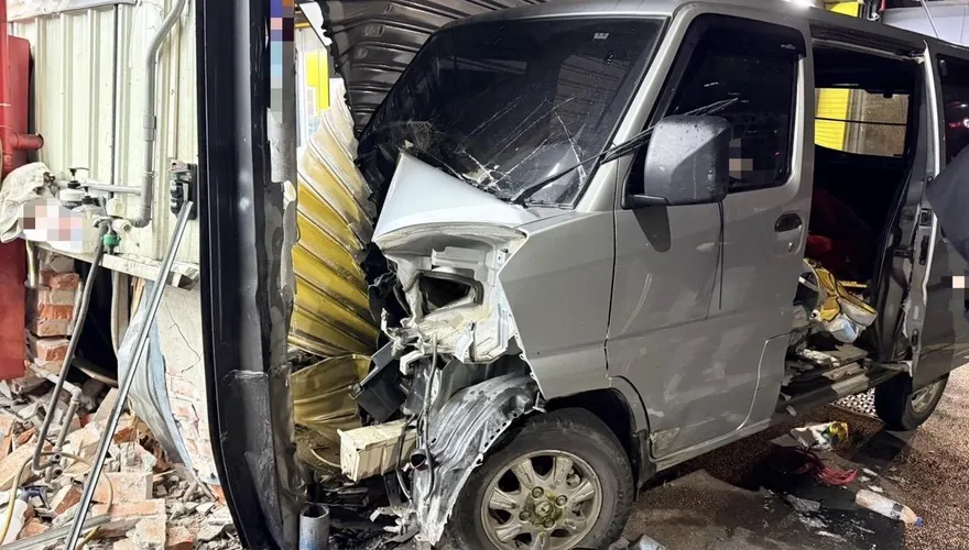 影/新北男暗夜毒駕開小貨車　失控衝撞橋墩、毀2店面