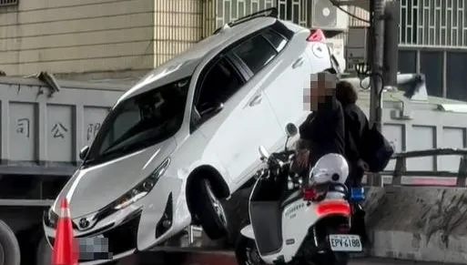 特技表演？南港婦疑打錯檔！　休旅車「神之一鏟」45度懸空