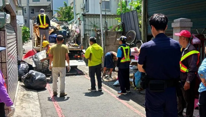 噁！屏東男路旁長期堆回收物　環保局開罰19次並強制清除