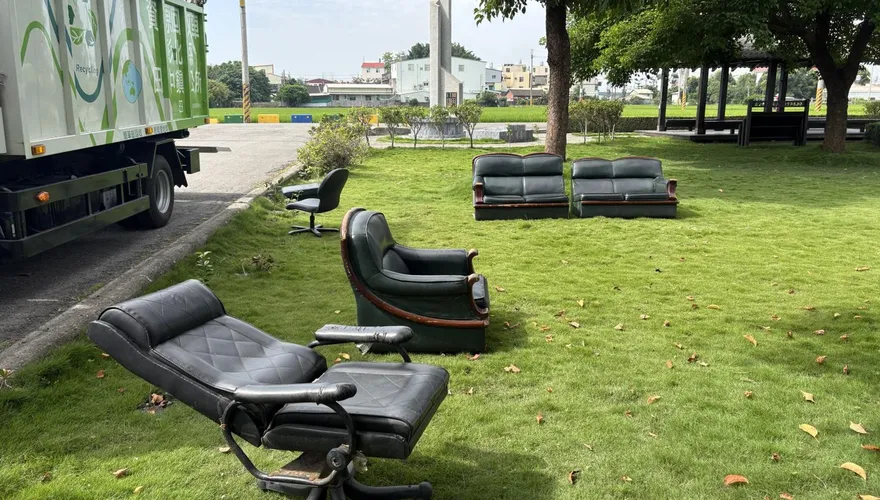 沒水準！彰化打卡景點淪「家具棄置場」　整組破舊沙發躺草皮