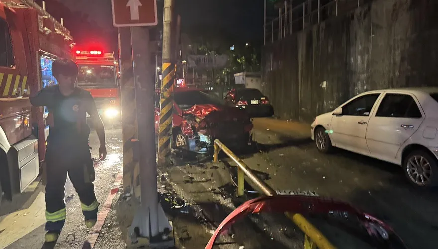影/新店狠父醉駕撞小貨車！　2乘客輕傷、2駕駛昏迷