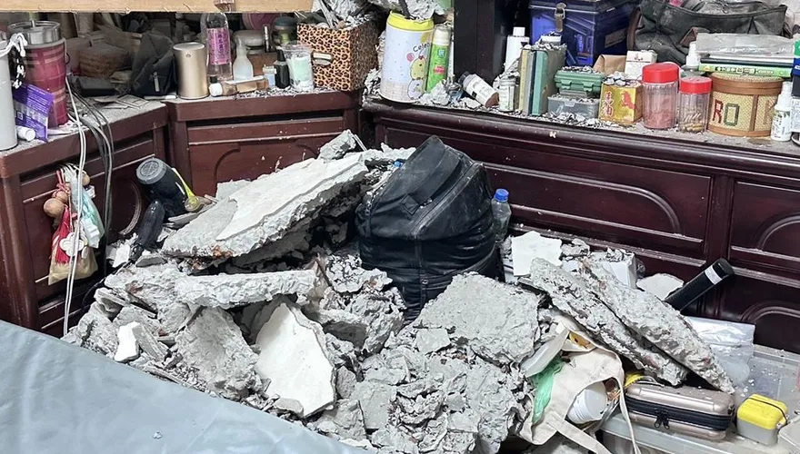 影/「震」出危機？新莊公寓天花板崩塌　老屋「骨質疏鬆」鋼筋裸露