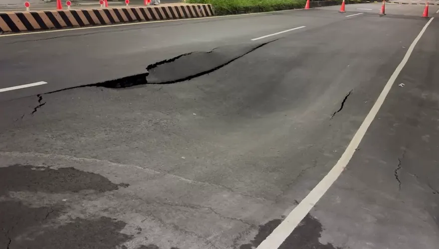 影/台中驚見大規模塌陷！「疑自來水管破裂掏空路基」現場封鎖