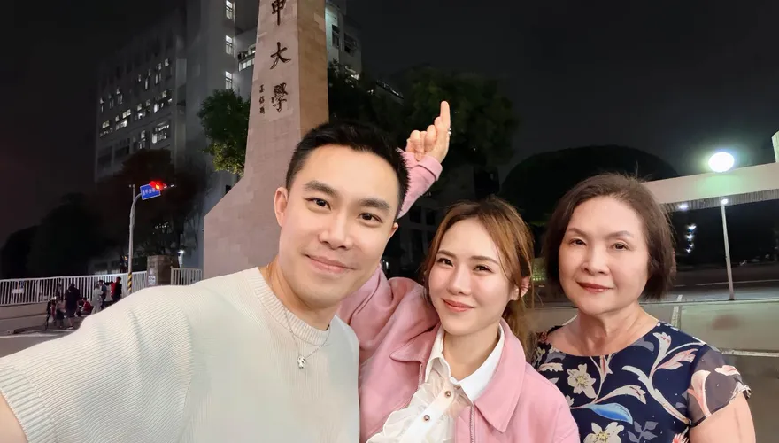 吳申梅籌備新專輯過勞病倒！就醫治療停工休養　富商尪來台陪伴