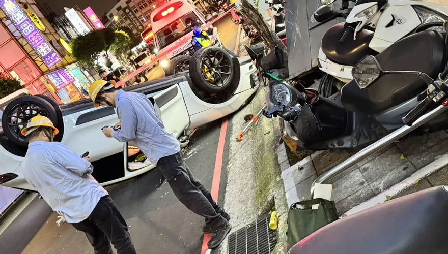 影/新北保時捷Macan撞7車翻覆　駕駛落網「確認毒駕」
