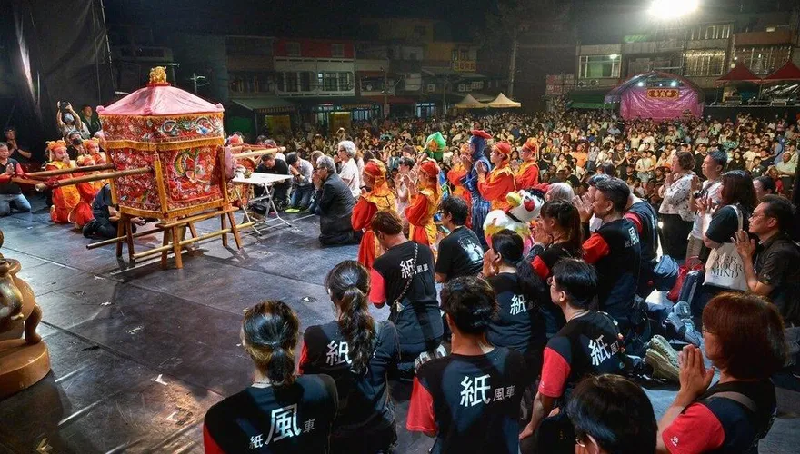 影/最強應援！紙風車白沙屯拱天宮公演　粉紅超跑衝舞台賜福