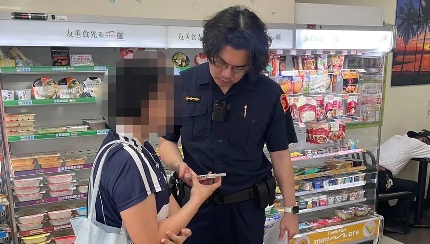 影/高雄女大生花2萬贖「男模」！警撞臉沈伯洋超商阻詐