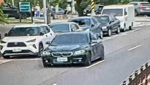士林小情侶吵架！20歲男掏球棒自砸BMW　17歲女友嚇壞了