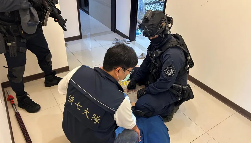 影/警破門而入！明仁會假投資詐騙逾2500萬　7嫌遭逮