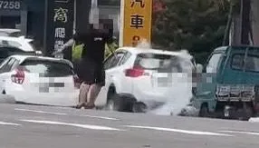 影/置生死於度外？竹北驚見司機「叼菸救援掉落漏氣瓦斯桶」