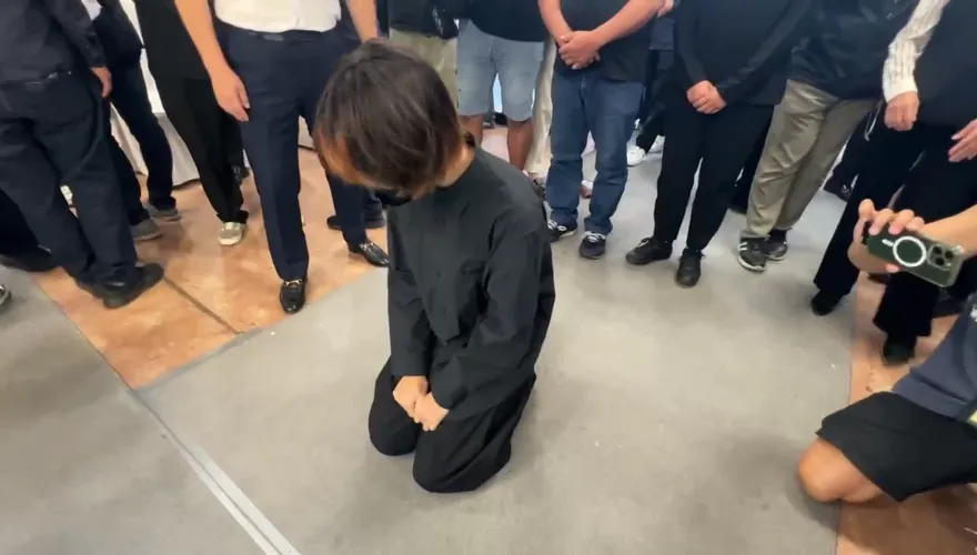 影/終於跪了！鄭詠心靈前女大生鞠躬「哭泣貌」致哀
