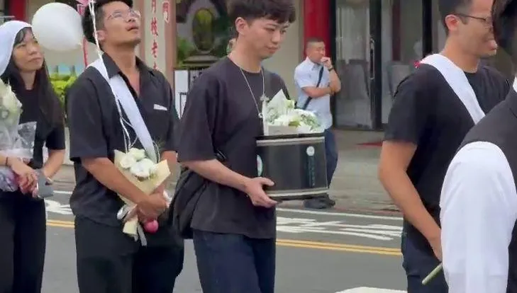 影/女警鄭詠心將羽化！未婚夫胸掛對戒　悲抱牌位淚送火化