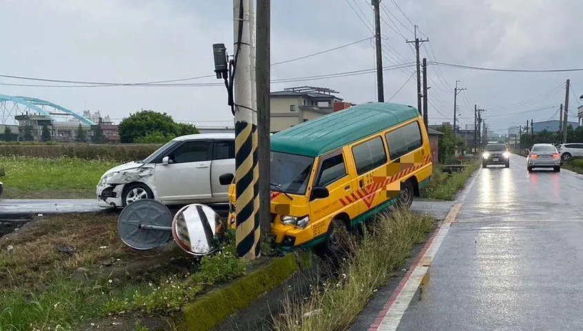 影/宜蘭娃娃車嚴重事故！「撞擊、整輛衝入田裡」4人緊急送醫