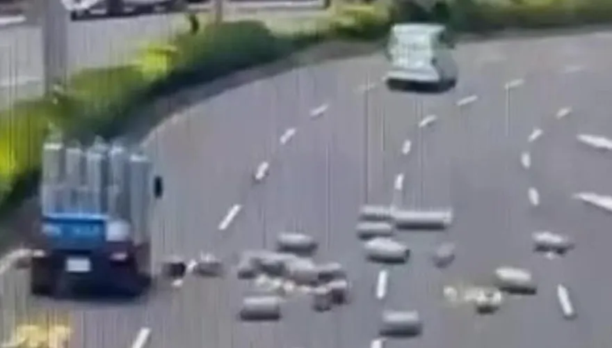 竹北驚魂！小貨車轉彎「瓦斯桶跌落路面」噴白煙　駕駛恐罰1.8萬