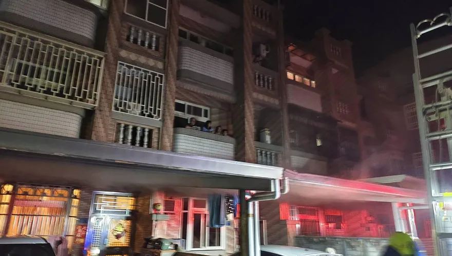 苗栗深夜火警！延長線起火釀禍　架梯救出「6人1貓」平安脫困