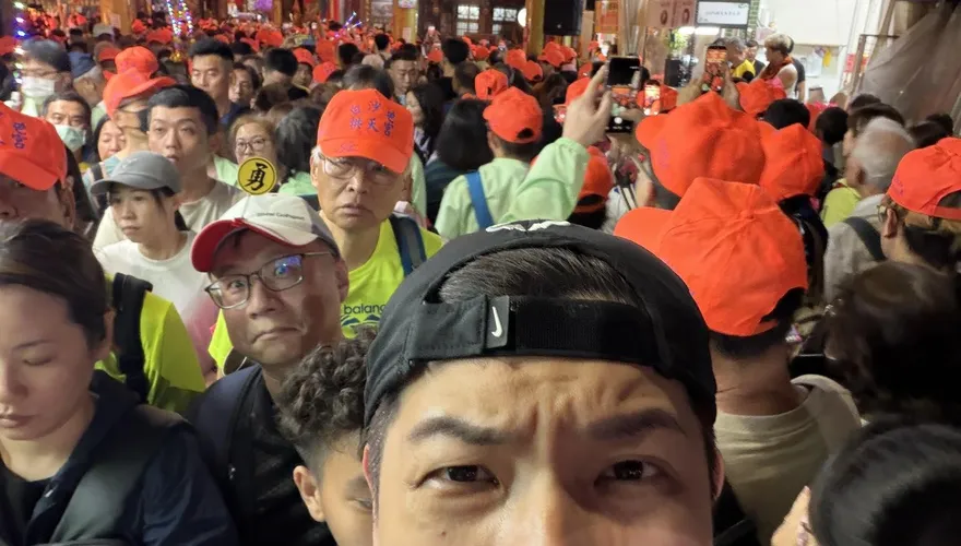 中天主播賴正鎧媽祖遶境刮中彩券！帶「招財不求人」回家放財位