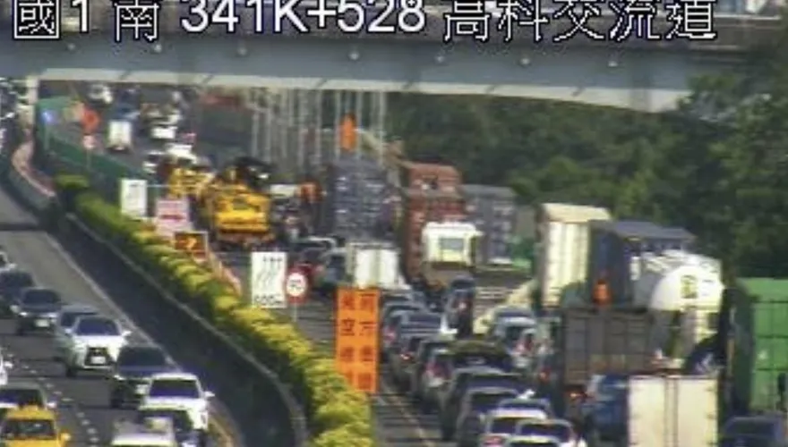 國道1號高科交流道6車連環撞　嚴重回堵5公里