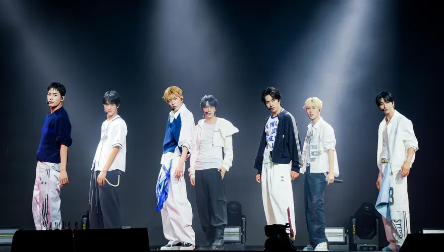 JYP男團NEXZ台北SHOWCASE　1200粉絲雨夜應援