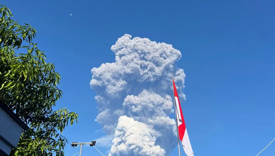印尼杜科諾火山噴發　3登山客下落不明當局搜救中