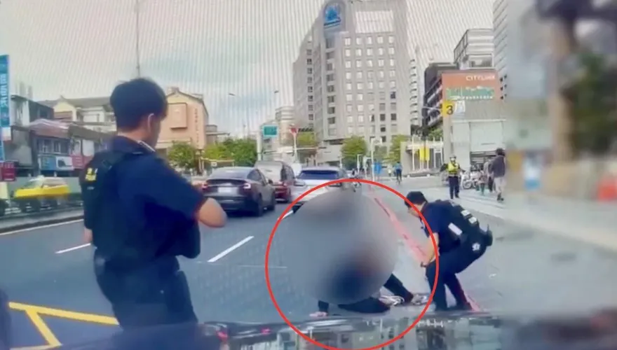 影/北市男喪屍松山街頭倒地抽搐　警上前關心查獲毒品