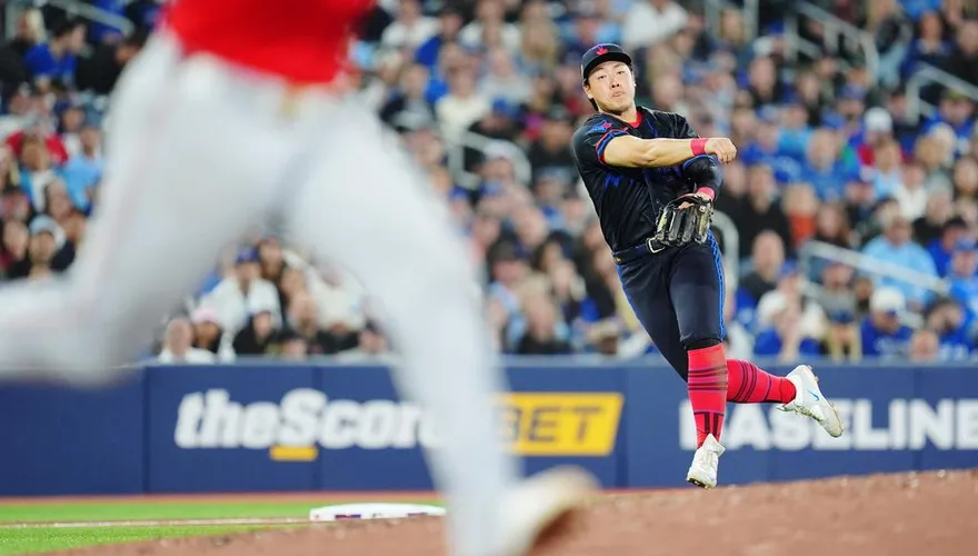 MLB/岡本和真敲勝利打點、守備現美技　手感火燙連七戰安打