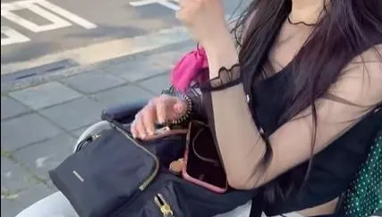 楊千霈演出前爆意外！坐輪椅被推往醫院　膝蓋腫脹痛到尖叫