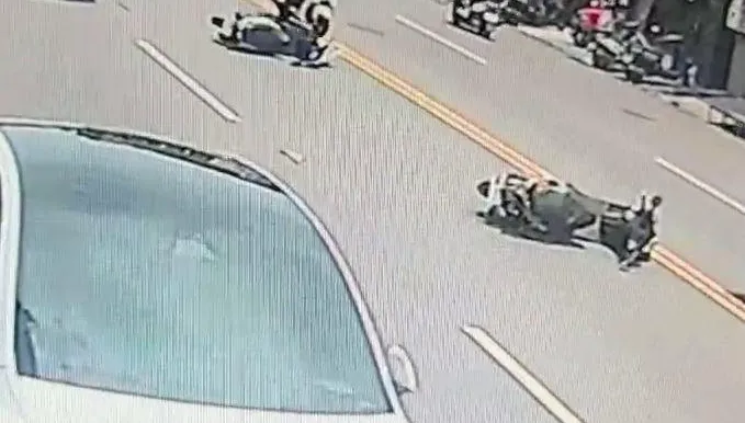 影/救不回！台中4車撞一團「騎士遭休旅車重壓」不治