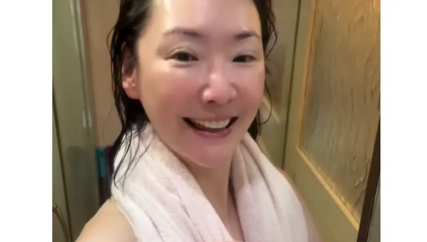 王俐人真的脫了！濕身自拍只掛毛巾遮點　鏡子反射「邪惡視角」曝光