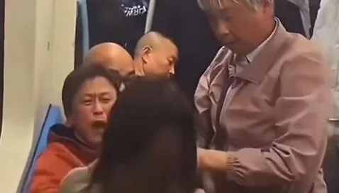影/陸地鐵驚現「博愛座之亂」！兩婦逼女讓位「扯頭髮+吐口水」