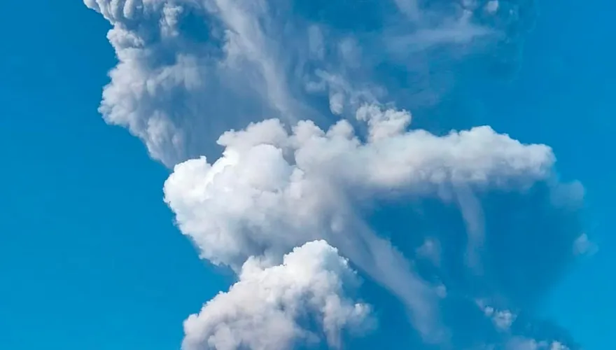 搜救受阻！印尼杜科諾火山噴不停　2星國登山客失聯恐凶多吉少