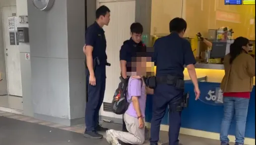 影/高雄50嵐門口長跪！　54歲男「護狗心切」央求車輛管制