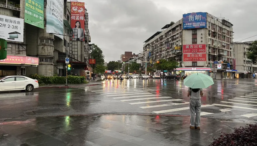 變天倒數！明梅雨鋒面殺到轉雨　薔蜜颱風路徑大迴轉