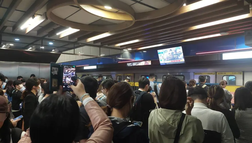 影/北捷列車設備異常！龍山寺站「人潮擠爆」　通勤族崩潰